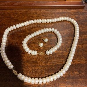 Pearl necklace, bracelet and earrings set in 14kt gold!